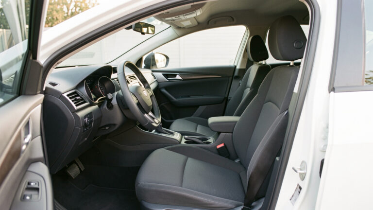 Intérieur d’une voiture moderne montrant un siège conducteur, un volant, un appuie-tête, des rétroviseurs et une ceinture correctement réglés avant le départ.