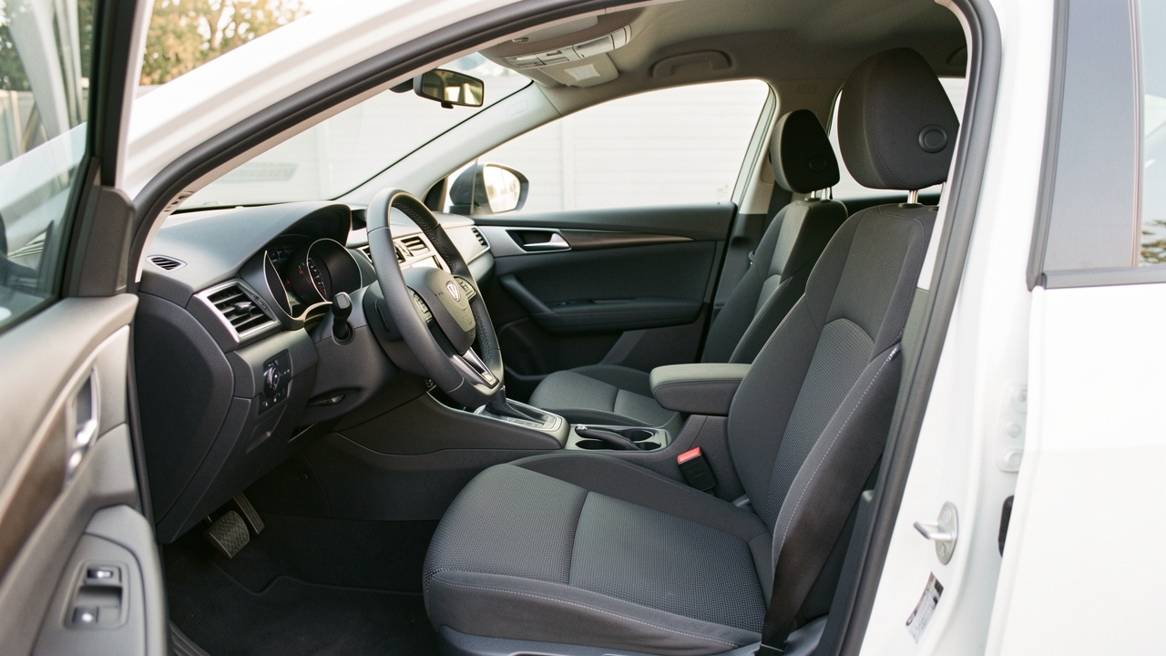 Intérieur d’une voiture moderne montrant un siège conducteur, un volant, un appuie-tête, des rétroviseurs et une ceinture correctement réglés avant le départ.